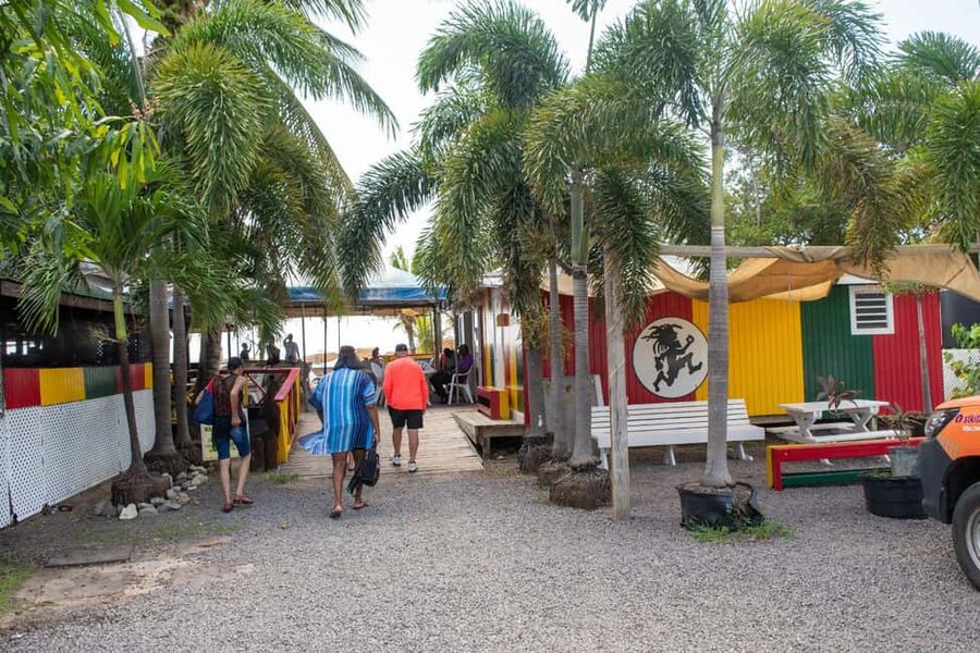 Cockleshell: Beach Excursion, Snorkeling, and Scenic Views - Cockleshell Beach setup: guaranteed umbrellas and chairs, plus snorkel gear