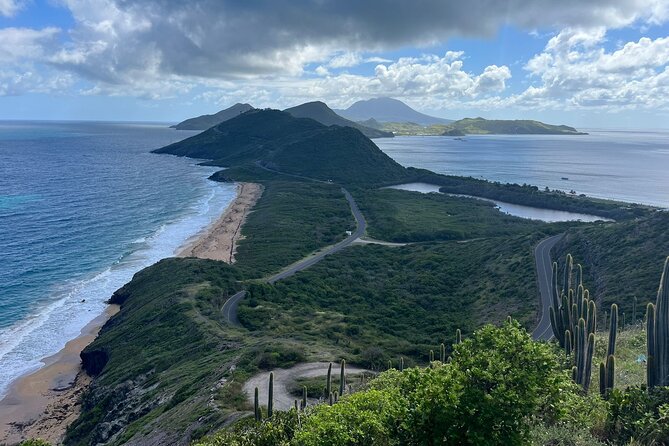 Hop on hop off Tour Air Con - Start in Basseterre: the cruise-city rhythm