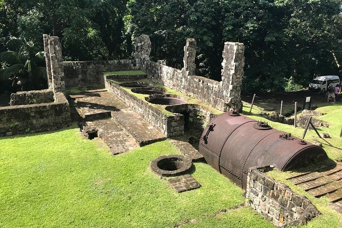 Panoramic Sightseeing Tour of St Kitts - The old town center and that strange Piccadilly Circus replica