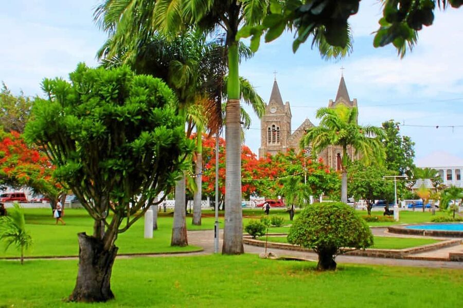 St. Kitts: Basseterre, Royal Highlight Tour - Basseterre by car: Berkeley Memorial clock and Independence Square