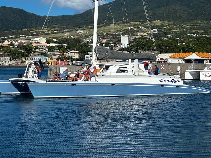 Two Islands One Paradise - Lunch on anchor: buffet food that actually works mid-day